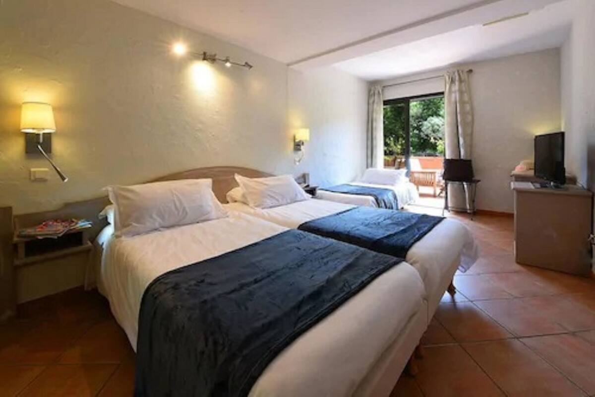 Caja fuerte, cortinas opacas, tabla de planchar con plancha