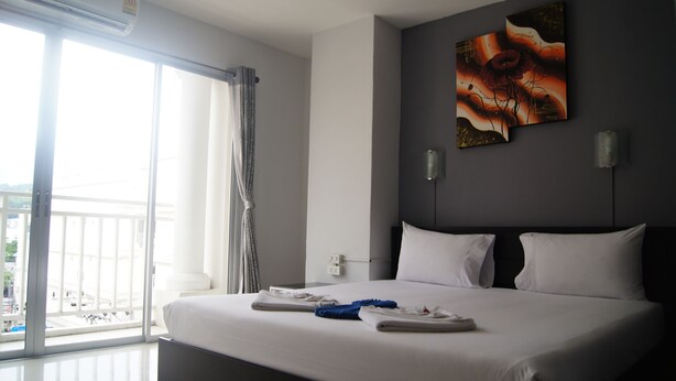 Pillowtop beds, in-room safe, desk, rollaway beds - Allya Patong Mansion (PHUKET)