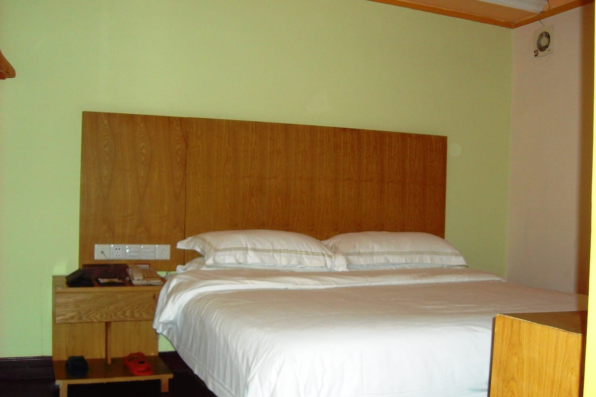 Standard Room | Minibar, in-room safe, desk, rollaway beds (surcharge)