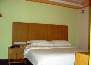 Standard Room | Minibar, in-room safe, desk, rollaway beds - Vienna King Hotel (Shenzhen)