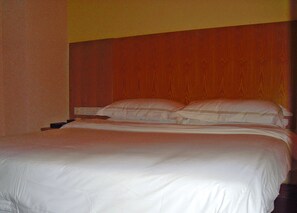 ミニバー、セーフティボックス (室内)、デスク、可動式ベッド