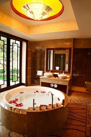 4 Bedrooms Villa B | Deep soaking bathtub