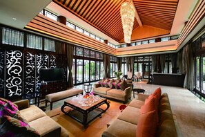 Premium villa, 4 slaapkamers, privézwembad, uitzicht op bergen | Een minibar, een kluis op de kamer, verduisterende gordijnen