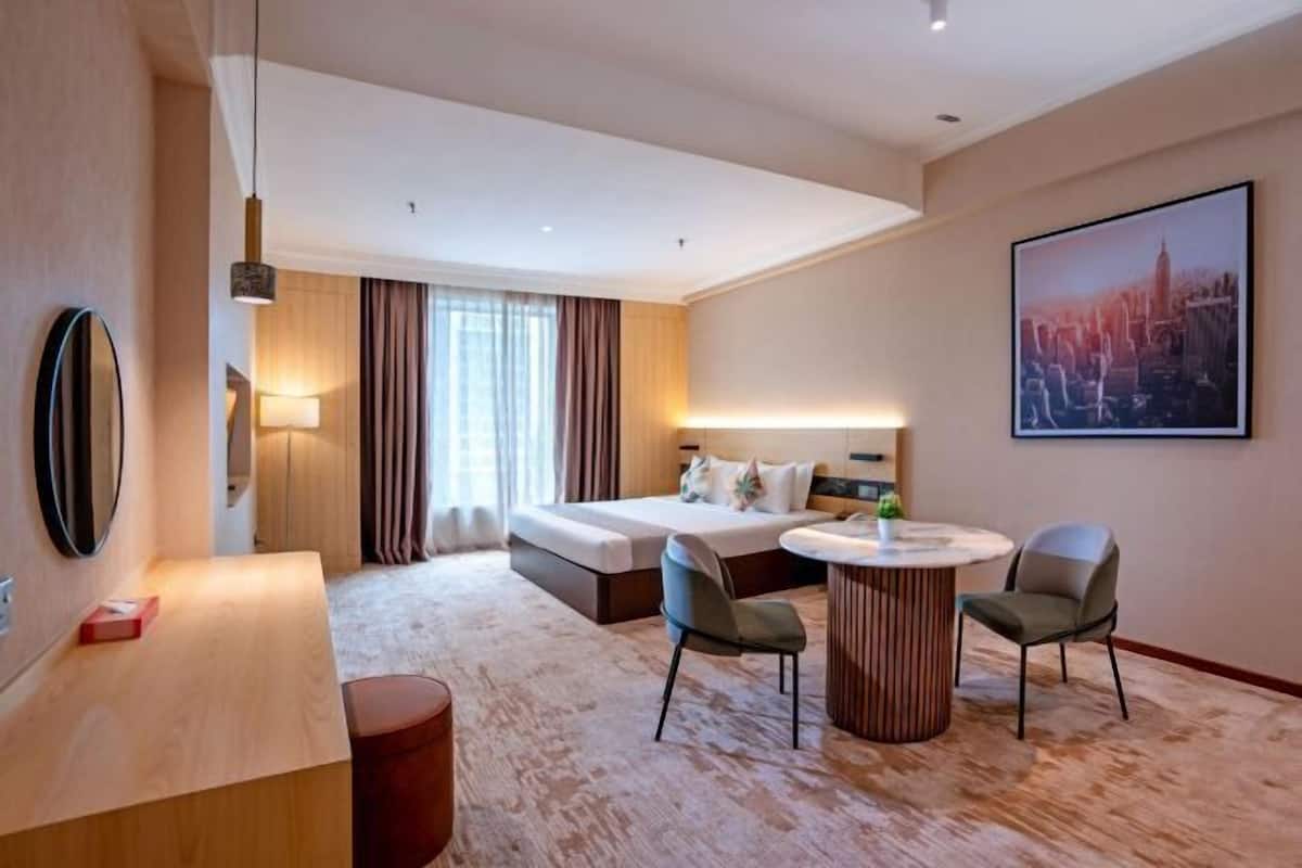 Frigobar, cofres nos quartos, escrivaninha