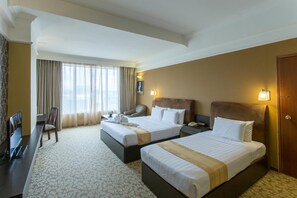 Minibar, brankas, meja kerja, dan ruang kerja ramah laptop
