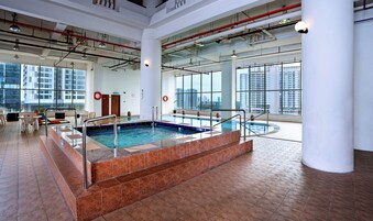 Bar en milieu de piscine