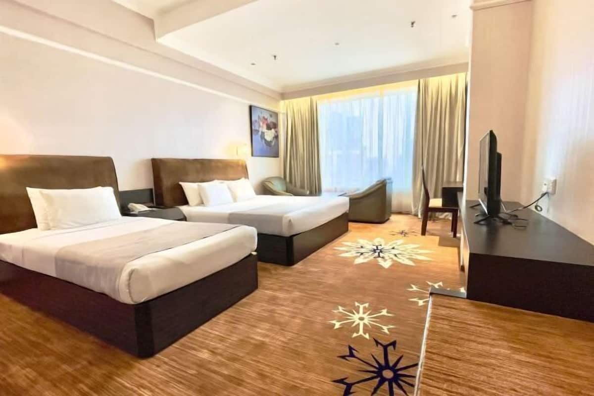 Frigobar, cofres nos quartos, escrivaninha