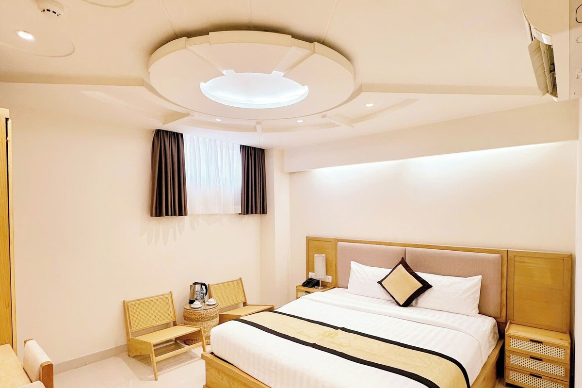 Kamar Double Deluks, pemandangan kota | Minibar, brankas, meja kerja, dan kedap suara