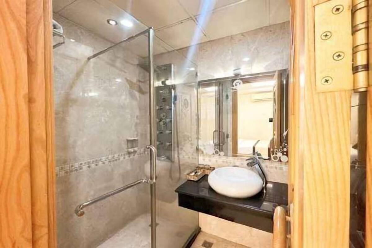 Baño | Artículos de higiene personal gratuitos, secador de pelo y albornoces
