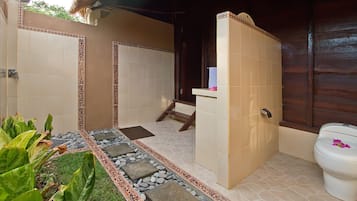 Dusj, regndusjhode, toalettartikler (inkludert) og hårføner