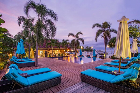 2 outdoor pools, pool umbrellas, sun loungers - Lembongan Bay Shore Huts (Lembongan Island)