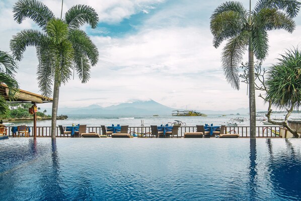 2 outdoor pools, pool umbrellas, pool loungers - Lembongan Bay Shore Huts (Lembongan Island)