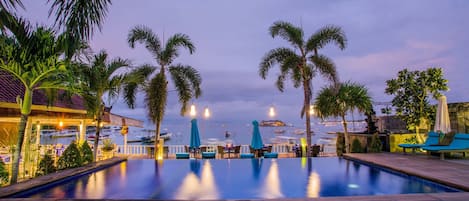 2 piscines extérieures, parasols de plage, chaises longues