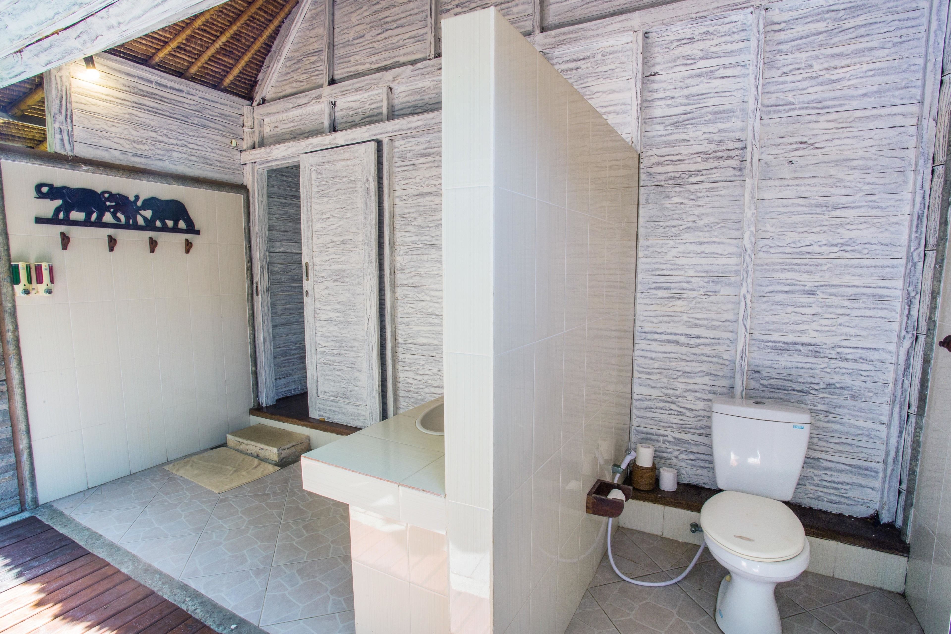 shower, rainfall showerhead, free toiletries, hair dryer