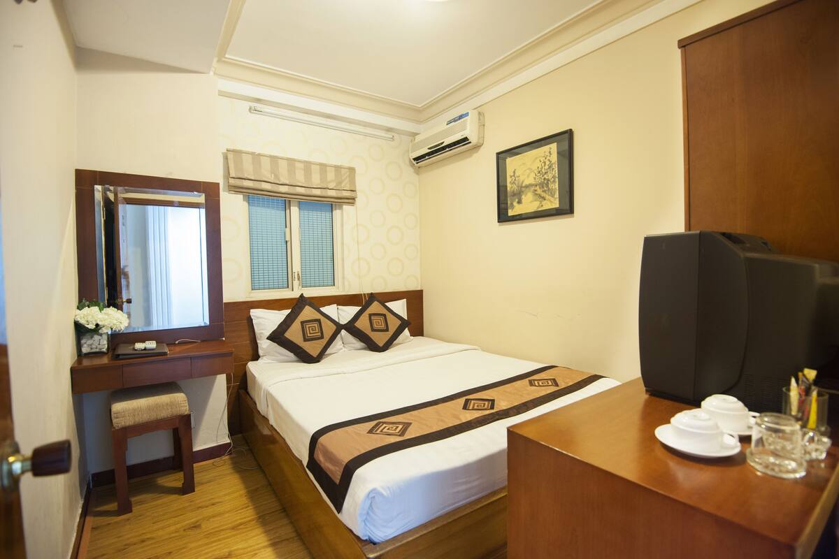 In-room safe, desk, rollaway beds (surcharge), WiFi (free)