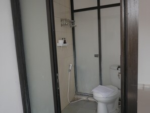 Executive Room | Bathroom | Towels - Suardana Inn's (Kuta)