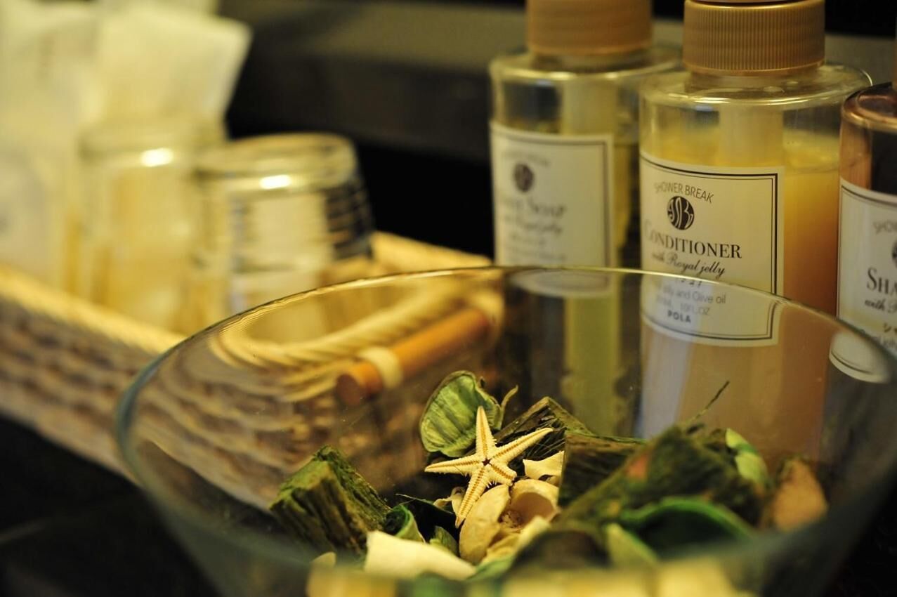 Kombinasi shower/bathtub dan perlengkapan mandi gratis