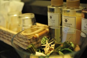 Combined shower/bathtub, free toiletries, hair dryer, slippers - Isohara Seaside Hotel (Kitaibaraki)