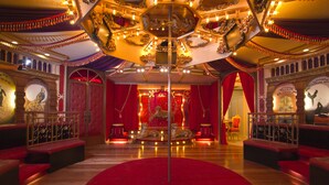 A grand ballroom with a central pole, red curtains, and a tiger statue. - Victoria Court Suites - Pasig (Pasig)