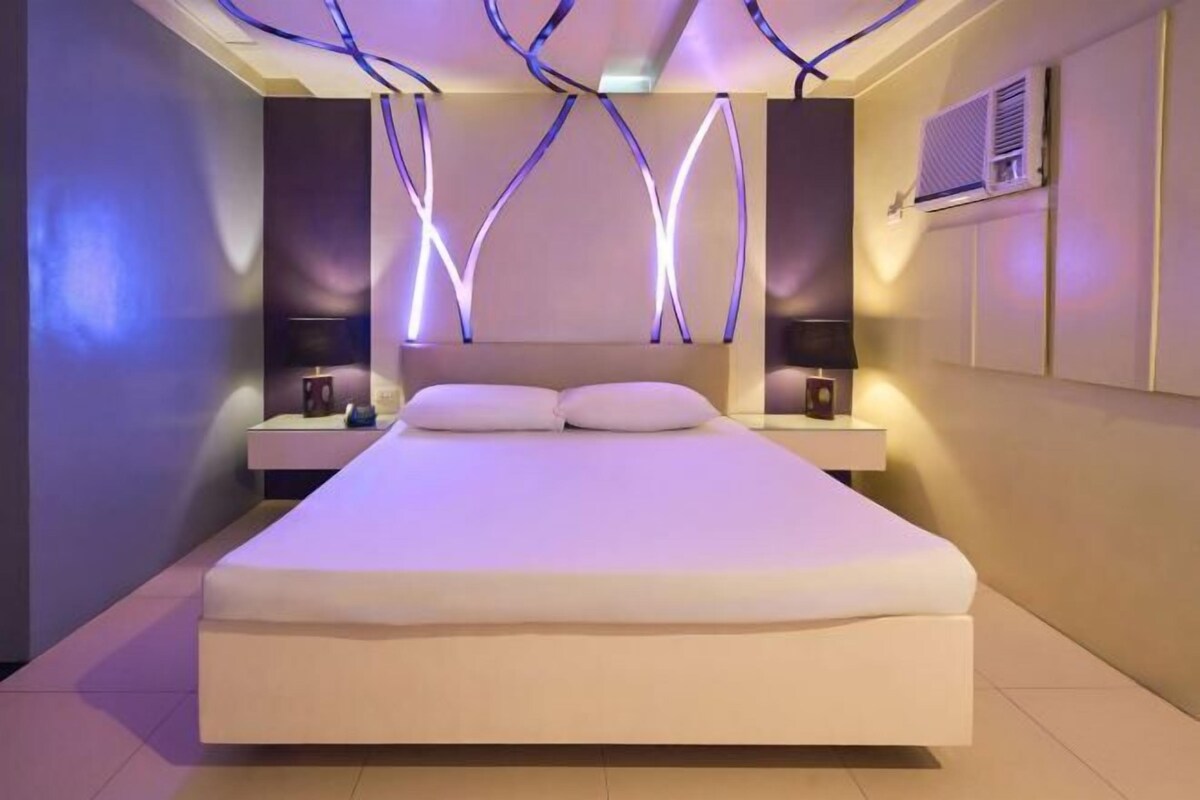 WiFi (free), bed sheets