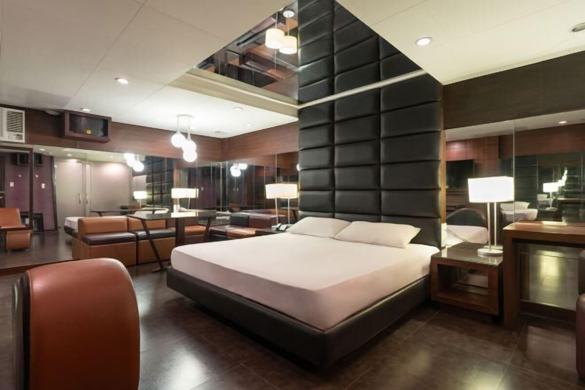 WiFi (free), bed sheets