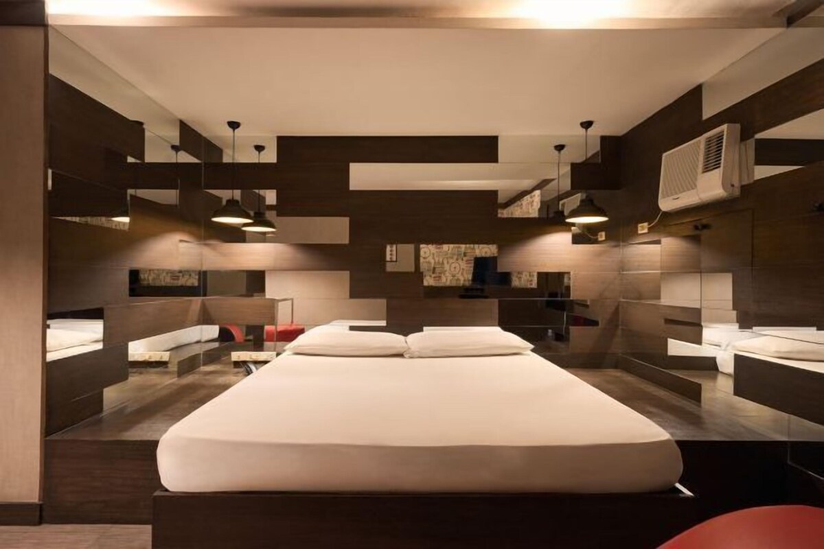 WiFi (free), bed sheets