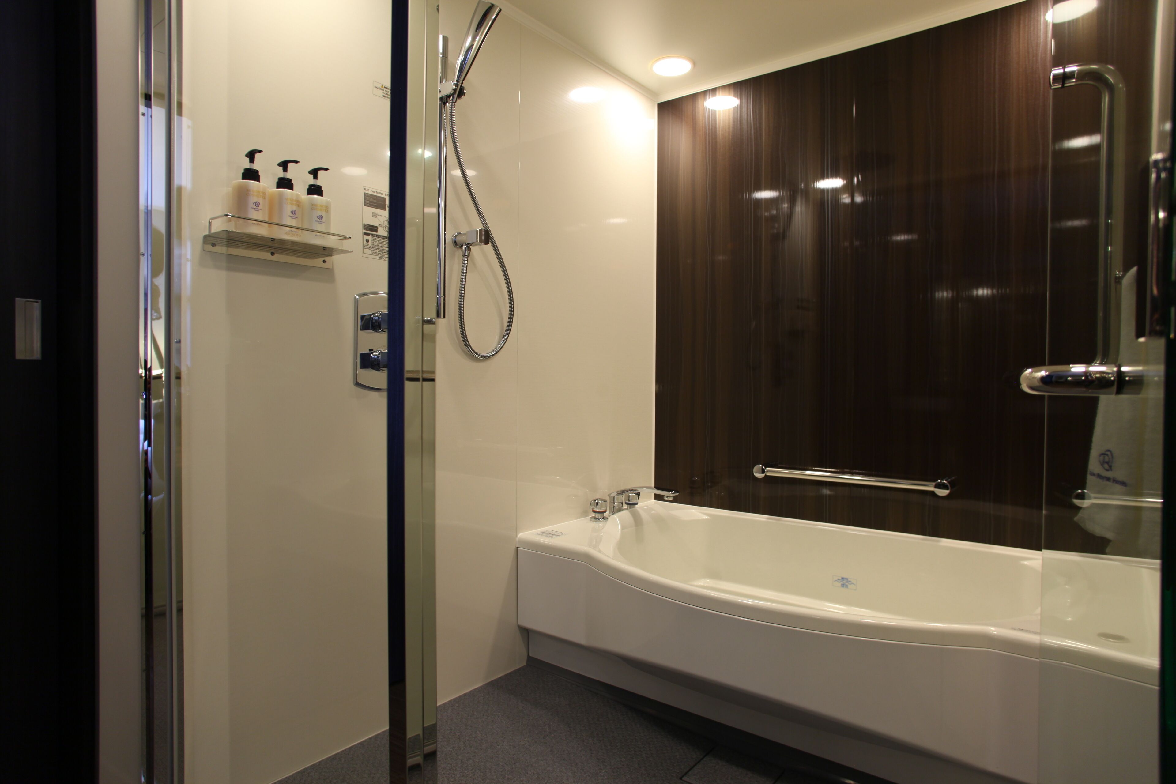 executive room, non smoking (2 large twin beds + 2 extra beds) 【51㎡】 | bathroom | shower, free toiletries, hair dryer, slippers
