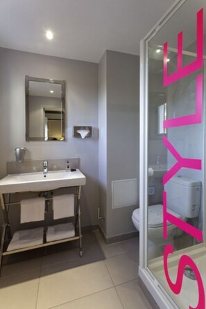 Shower, free toiletries, hair dryer, towels - ibis Styles Juan Les Pins (Antibes)