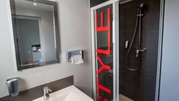 Premium bedding, in-room safe, blackout drapes, soundproofing