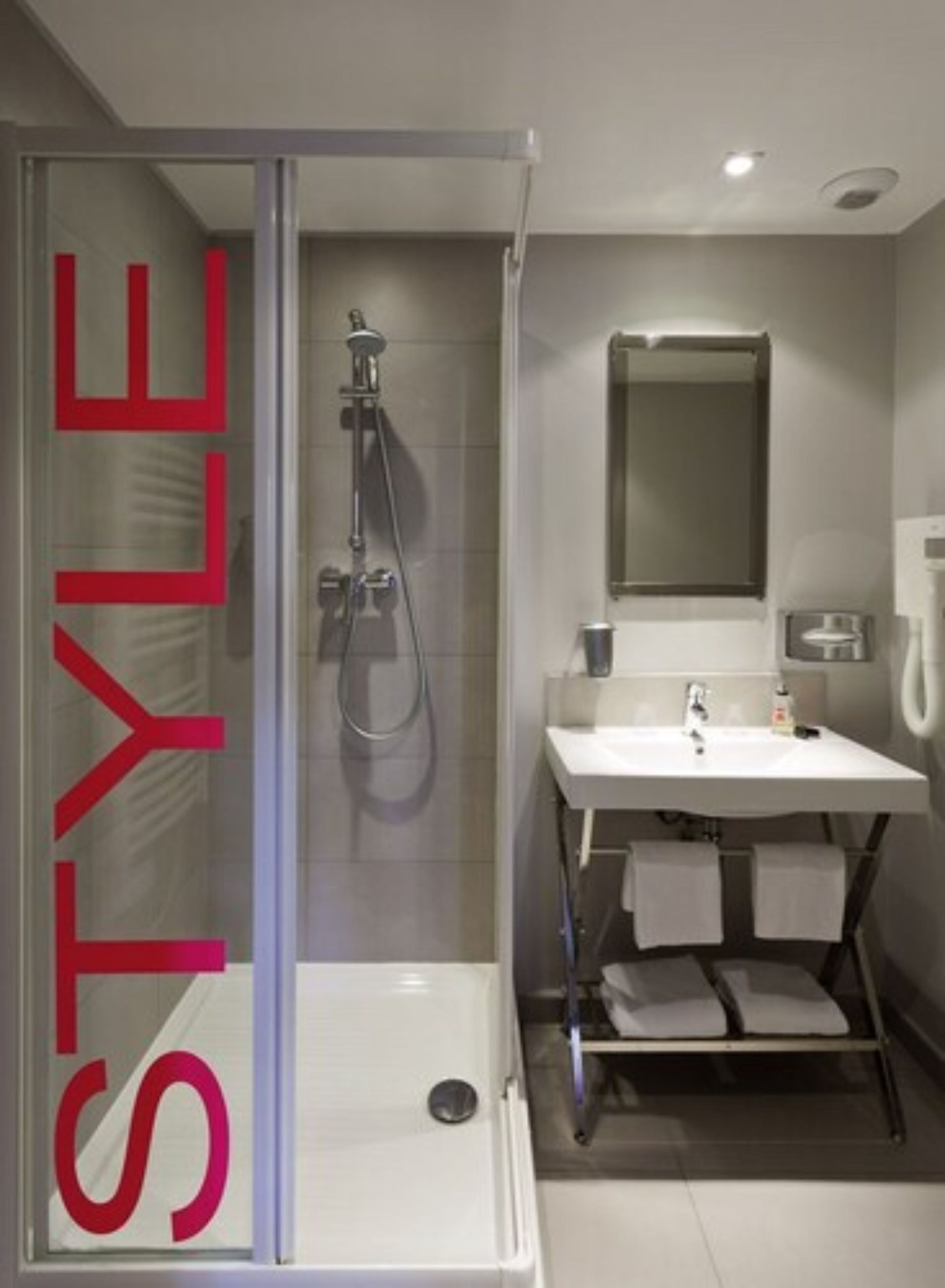 Suite estándar, 1 cama doble con sofá cama | Baño | Ducha, artículos de higiene personal gratuitos y secador de pelo