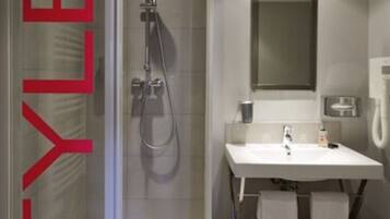 Suite estándar, 1 cama doble con sofá cama | Baño | Ducha, artículos de higiene personal gratuitos y secador de pelo