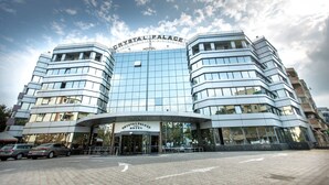 Un hotel moderno con fachada de vidrio, con el título 
