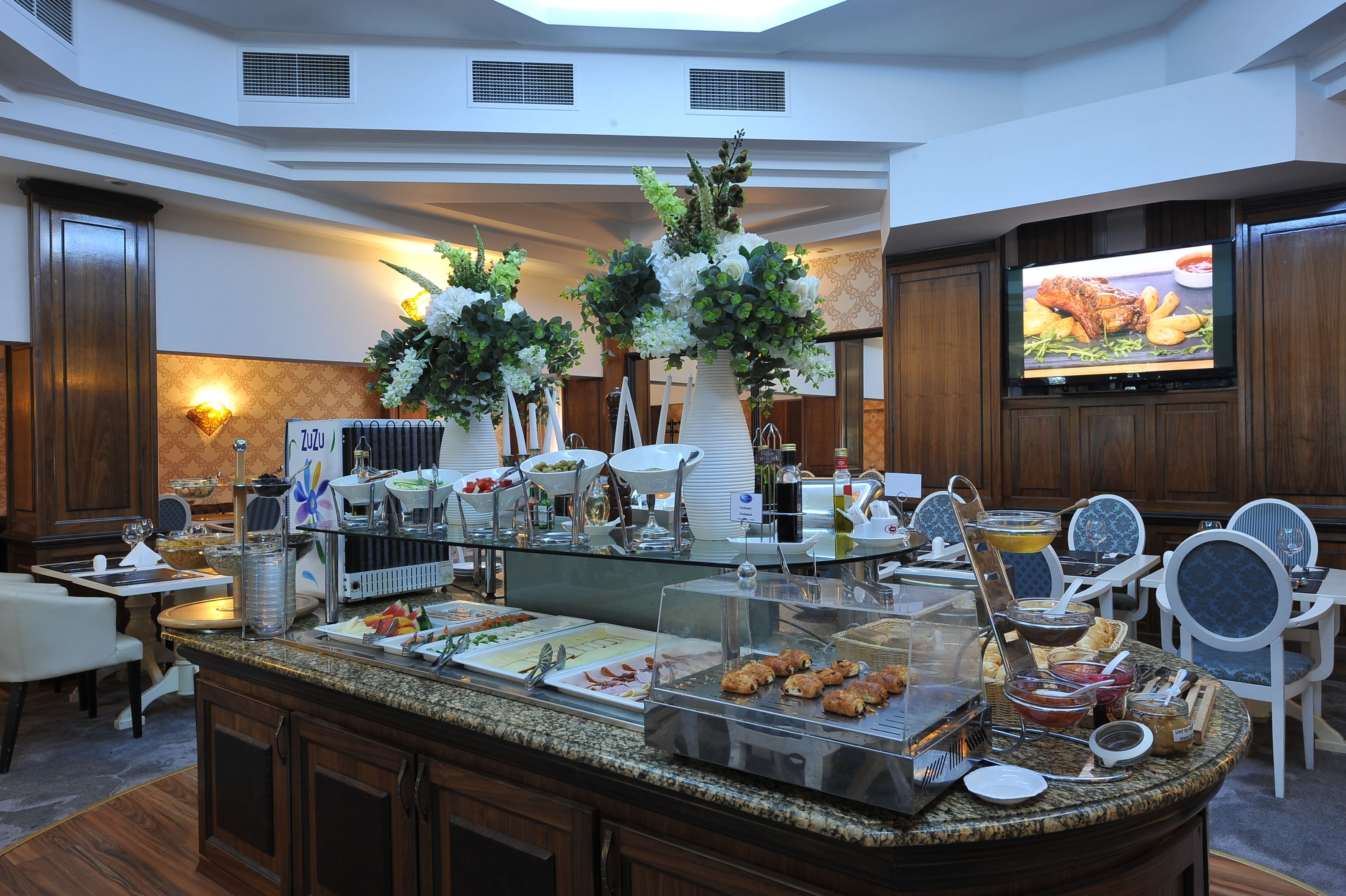 daily buffet breakfast (ron 70 per person)