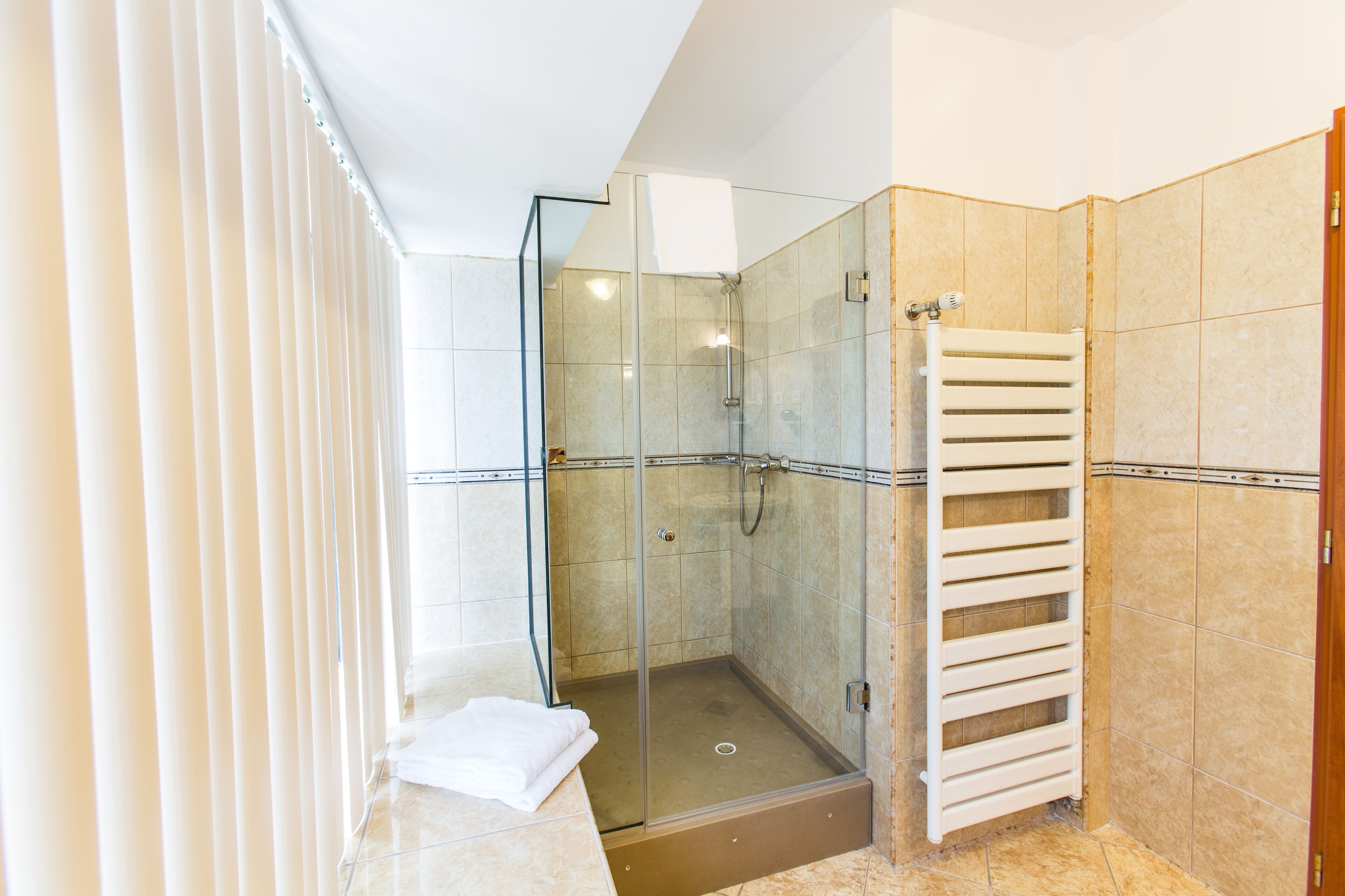 standard queen | 1 bedroom, minibar, in-room safe, desk