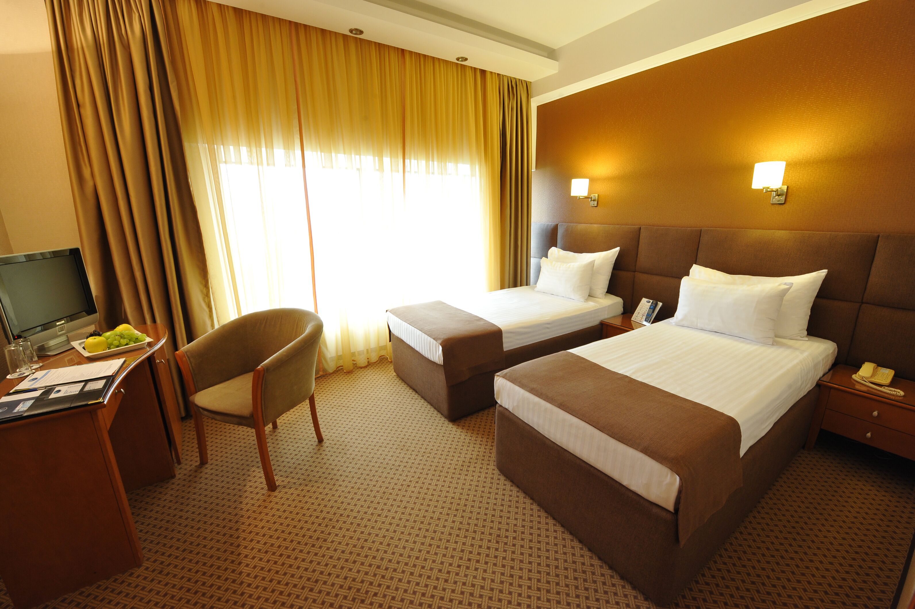 standard queen | 1 bedroom, minibar, in-room safe, desk