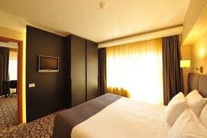 Minibar, in-room safe, desk, blackout curtains - Crystal Palace Hotel (Bucharest)