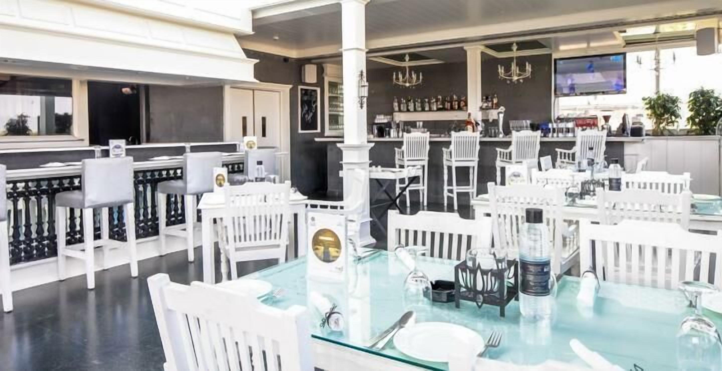 lunch and dinner served, international cuisine