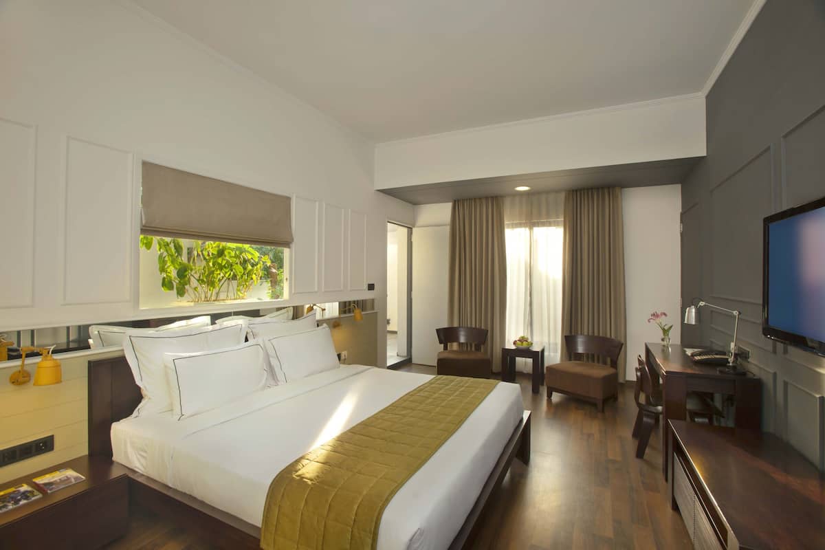 Egyptian cotton sheets, premium bedding, minibar, in-room safe
