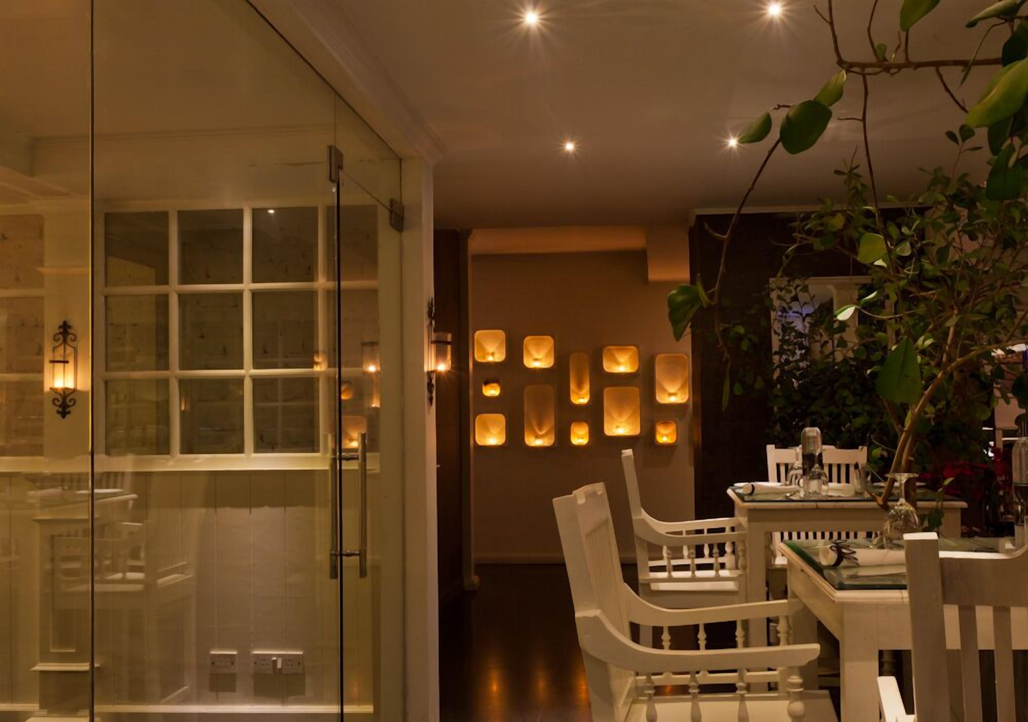 lunch and dinner served, international cuisine