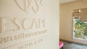 En væg med teksten "ESCAPE an urban reserve HOTEL & SPA".