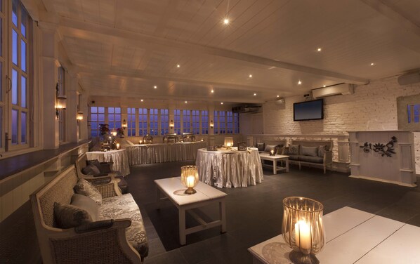 Déjeuner et dîner servis sur place, spécialités Cuisine internationale