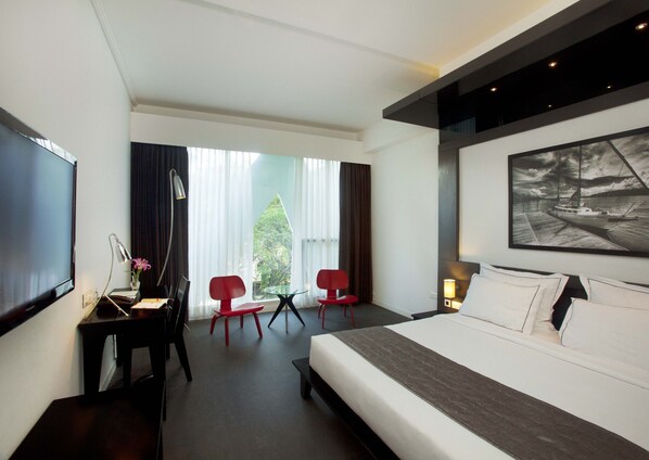 Egyptian cotton sheets, premium bedding, minibar, in-room safe