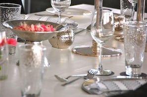 Lunch and dinner served, international cuisine
