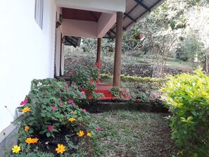 Villa Familiale, 4 chambres, vue jardin | Vue sur la cour