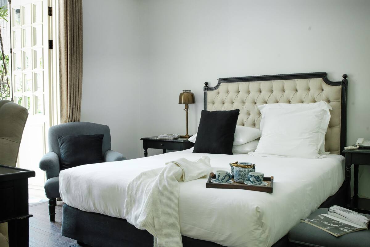 Double or Twin Room | Minibar, in-room safe, desk, blackout drapes