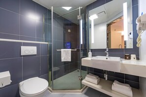 Produtos de toalete grátis, secador de cabelo, roupões de banho 