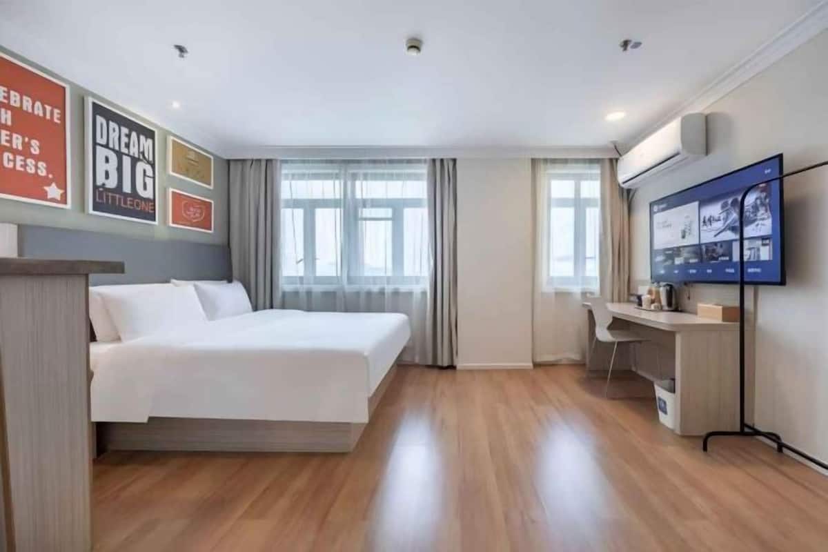 Een minibar, een kluis op de kamer, een bureau, extra bedden (toeslag)