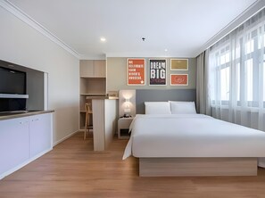 Minibar, Zimmersafe, Schreibtisch, Zustellbetten