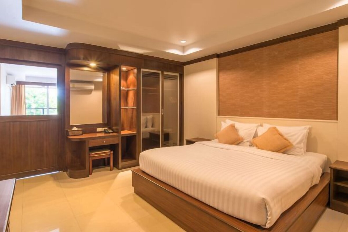 In-room safe, blackout drapes, WiFi (free), bed sheets