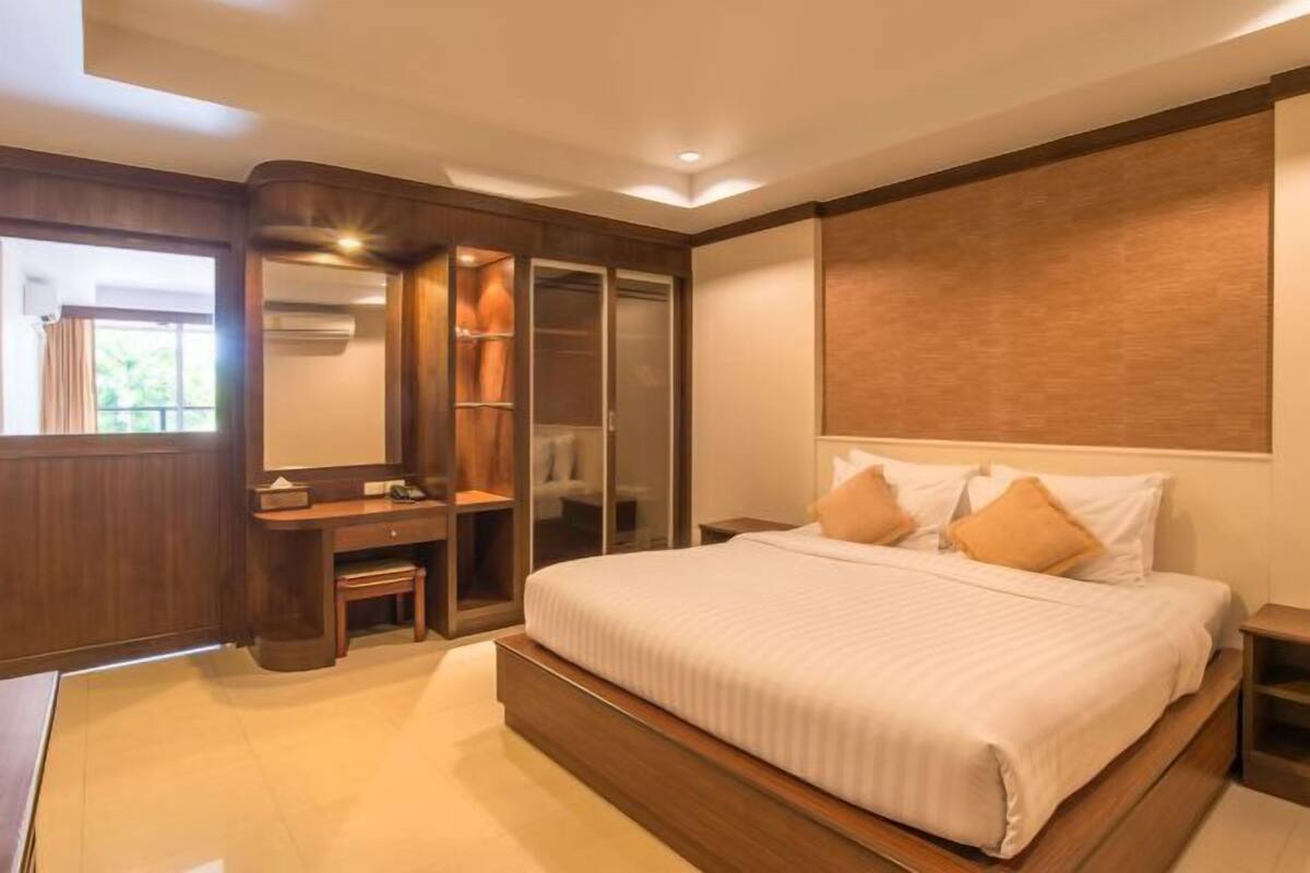 In-room safe, blackout drapes, WiFi (free), bed sheets